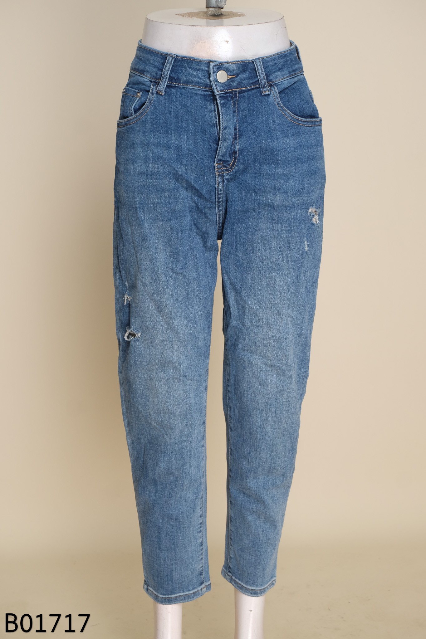 Quần jeans xanh rách