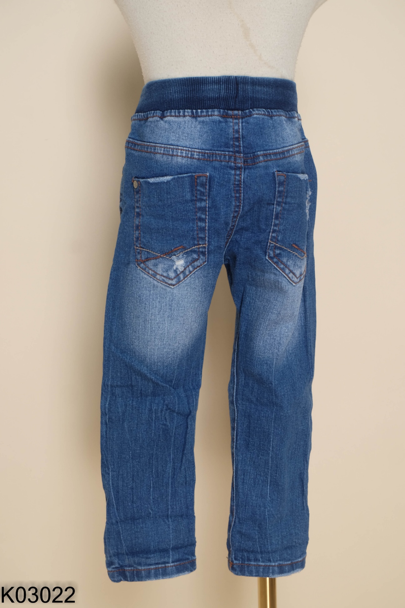 Quần jeans xanh rách đính sticker KIDS (bé trai)