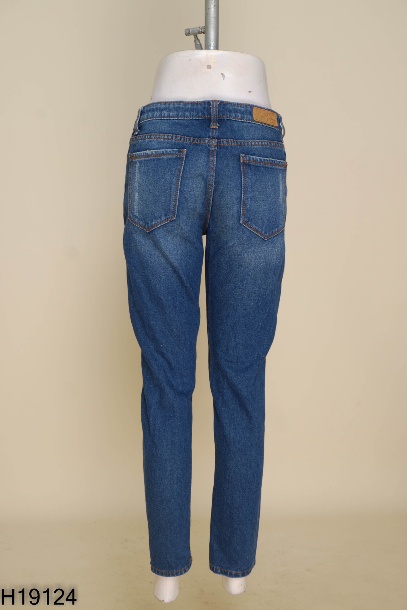 Quần jeans xanh rách