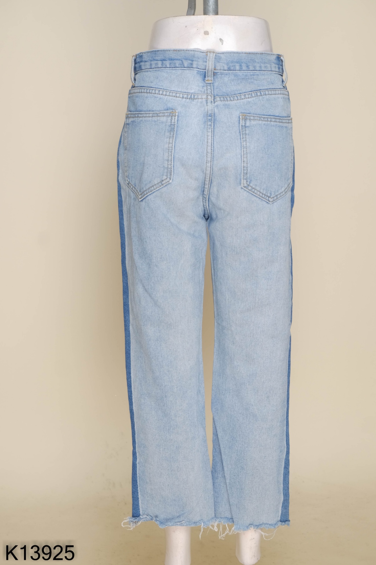 Quần jeans xanh nhạt phối viền đậm