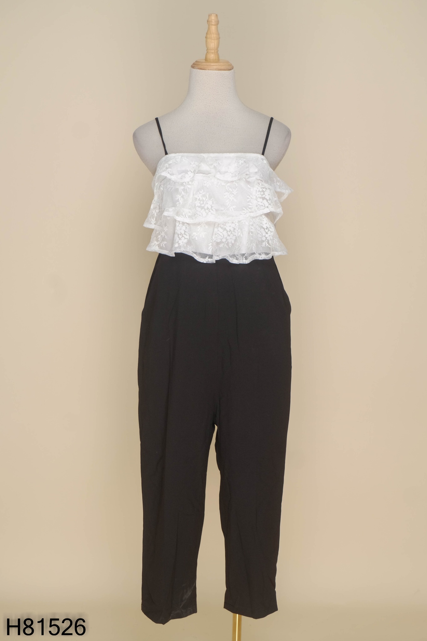 Jumpsuit đen phối bèo trắng