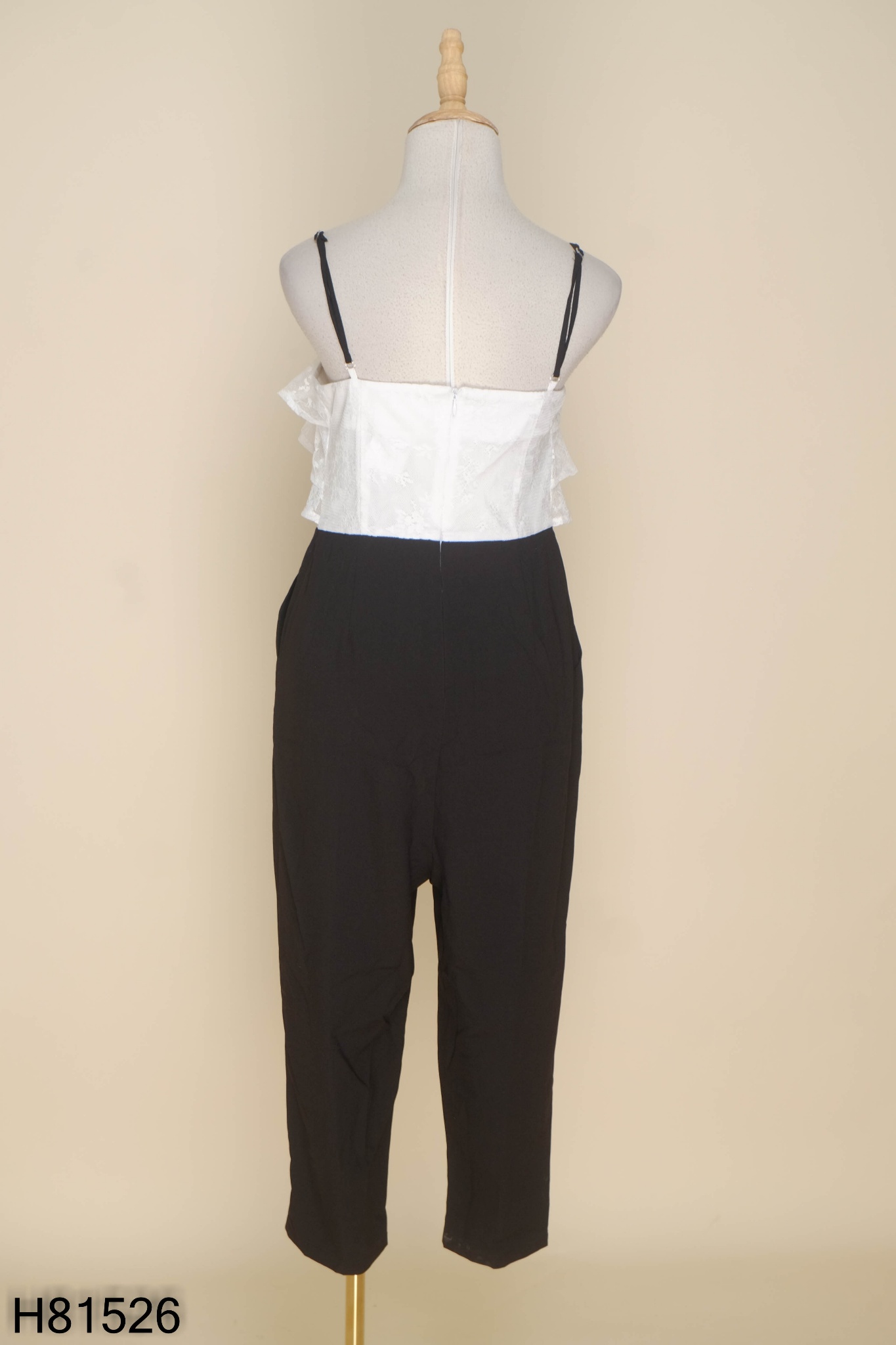 Jumpsuit đen phối bèo trắng