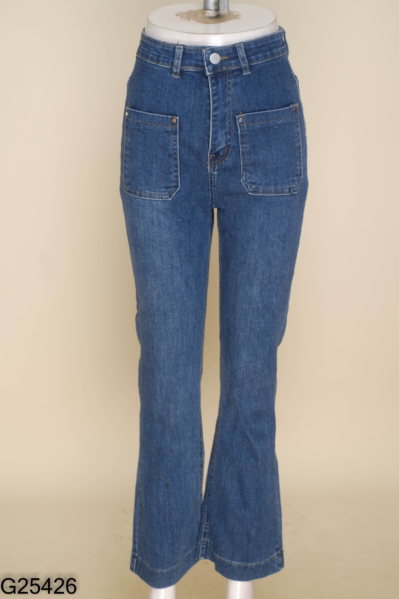 Quần jeans xanh dáng loe