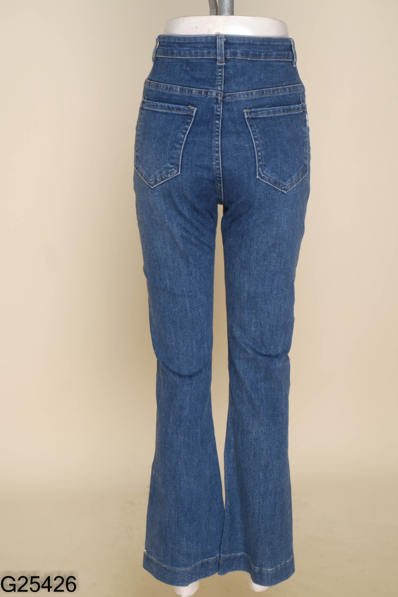 Quần jeans xanh dáng loe