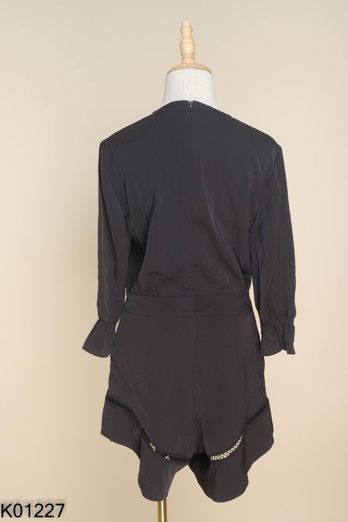 Jumpsuit đen phối bèo