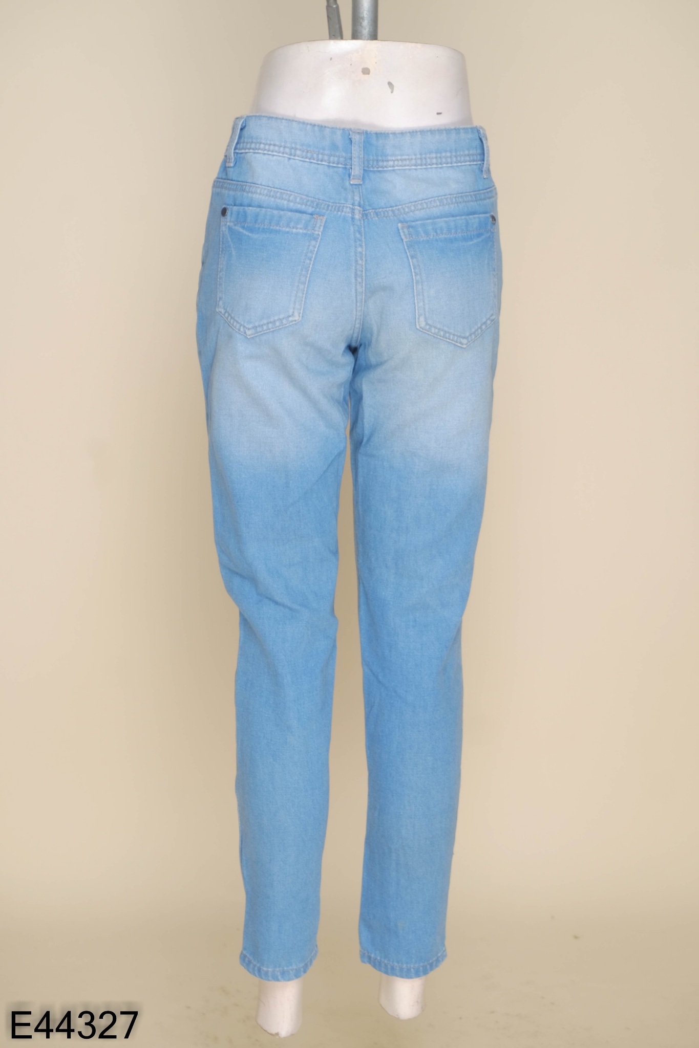 Quần jeans xanh rách