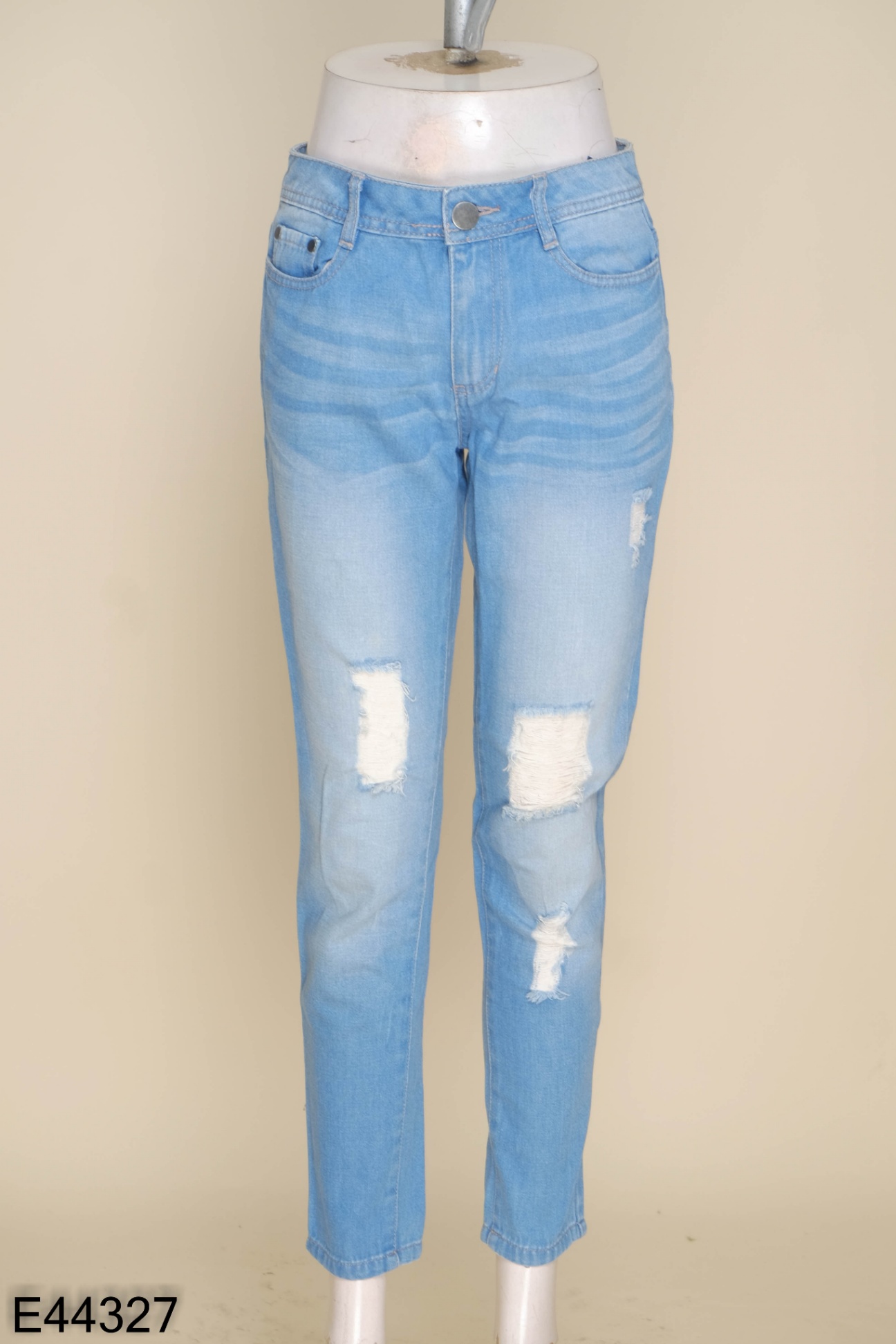 Quần jeans xanh rách