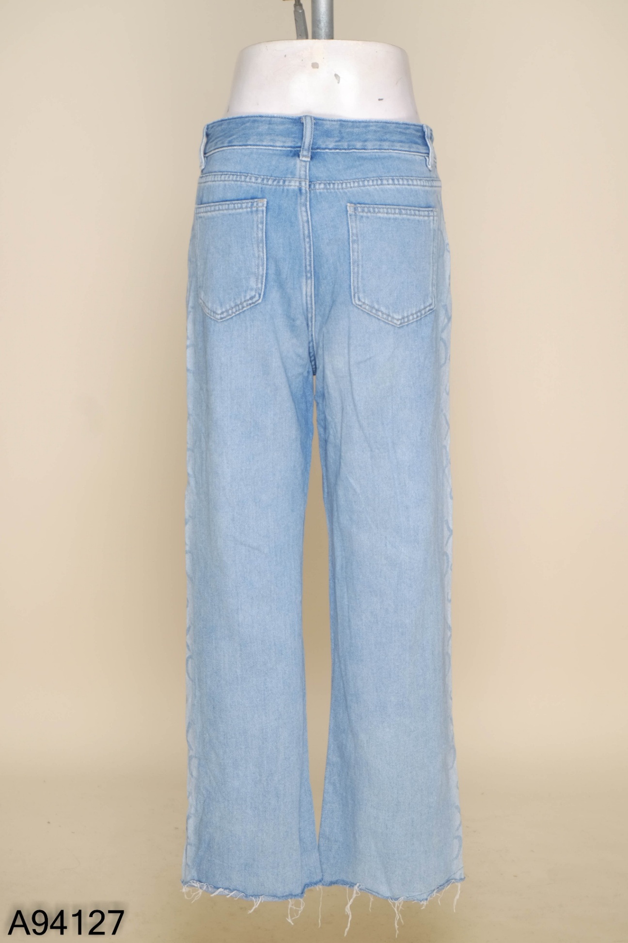 Quần jeans xanh in chữ