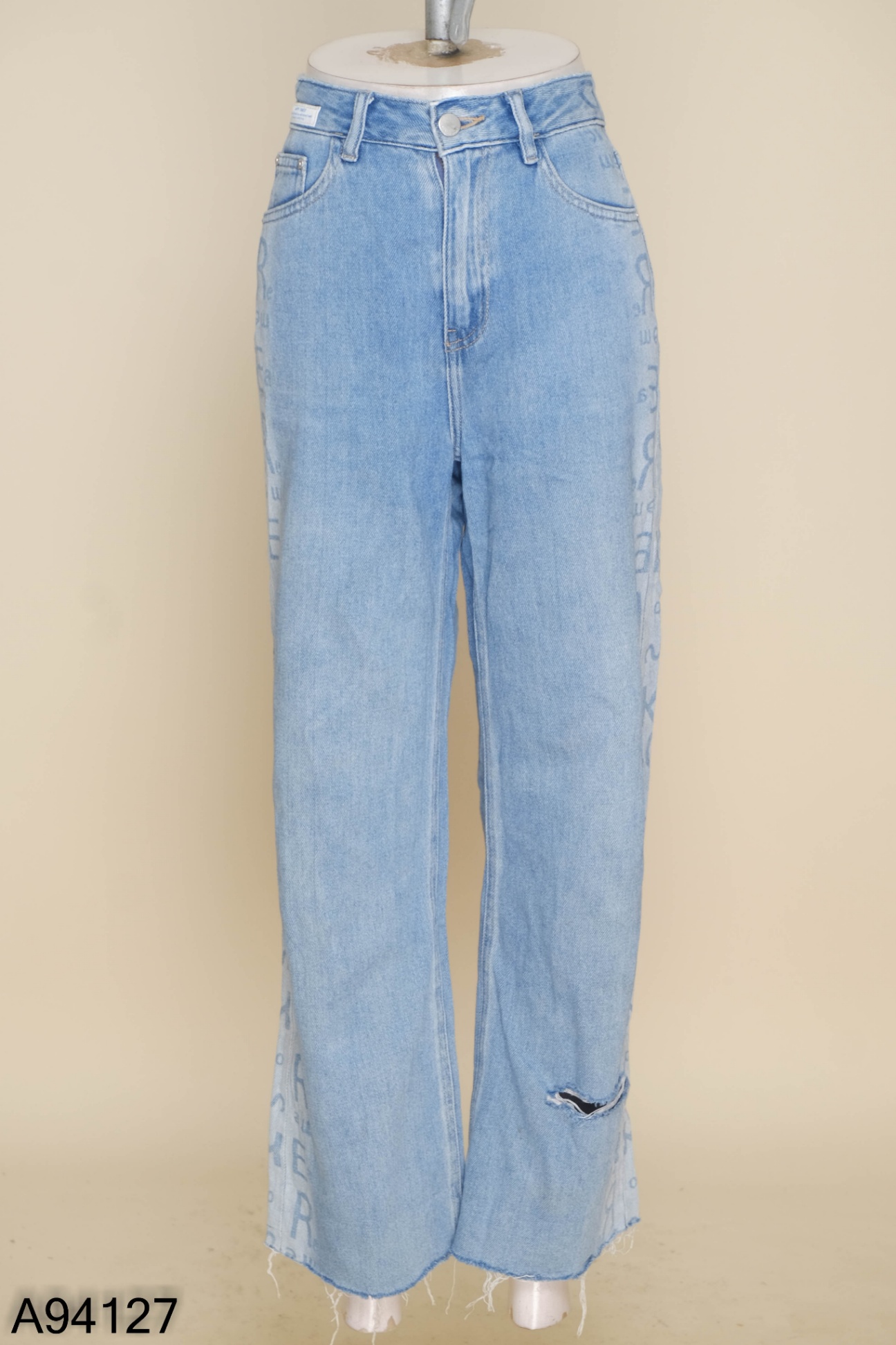 Quần jeans xanh in chữ