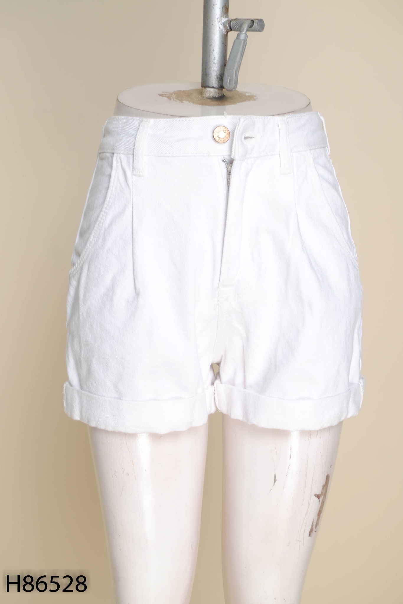 Quần shorts jeans BERSHKA trắng