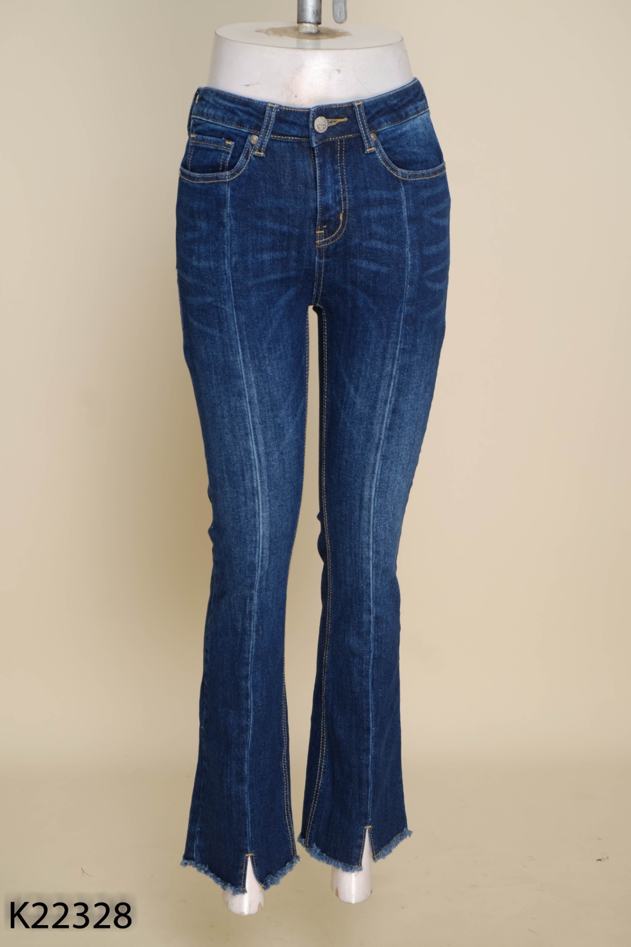 Quần jeans xanh cắt gấu