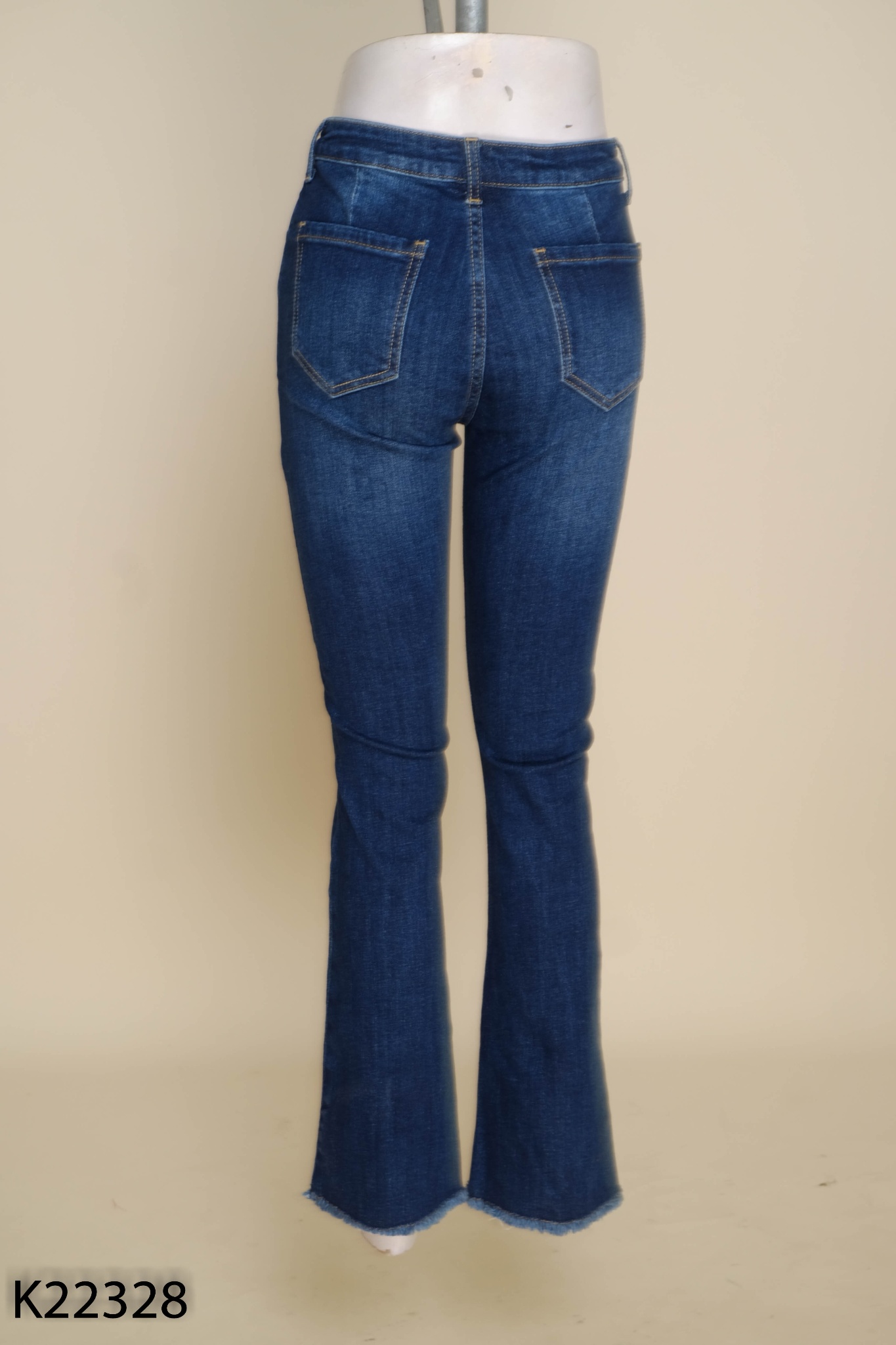 Quần jeans xanh cắt gấu