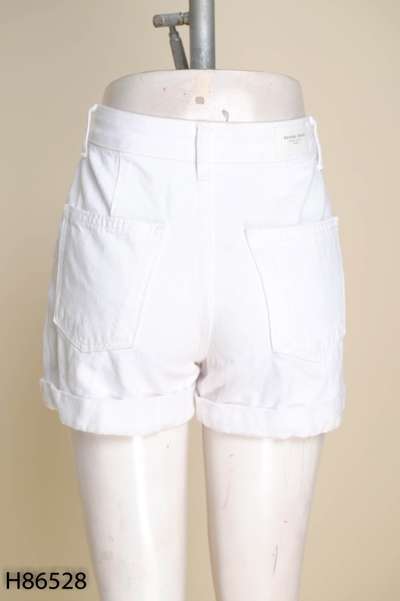 Quần shorts jeans BERSHKA trắng