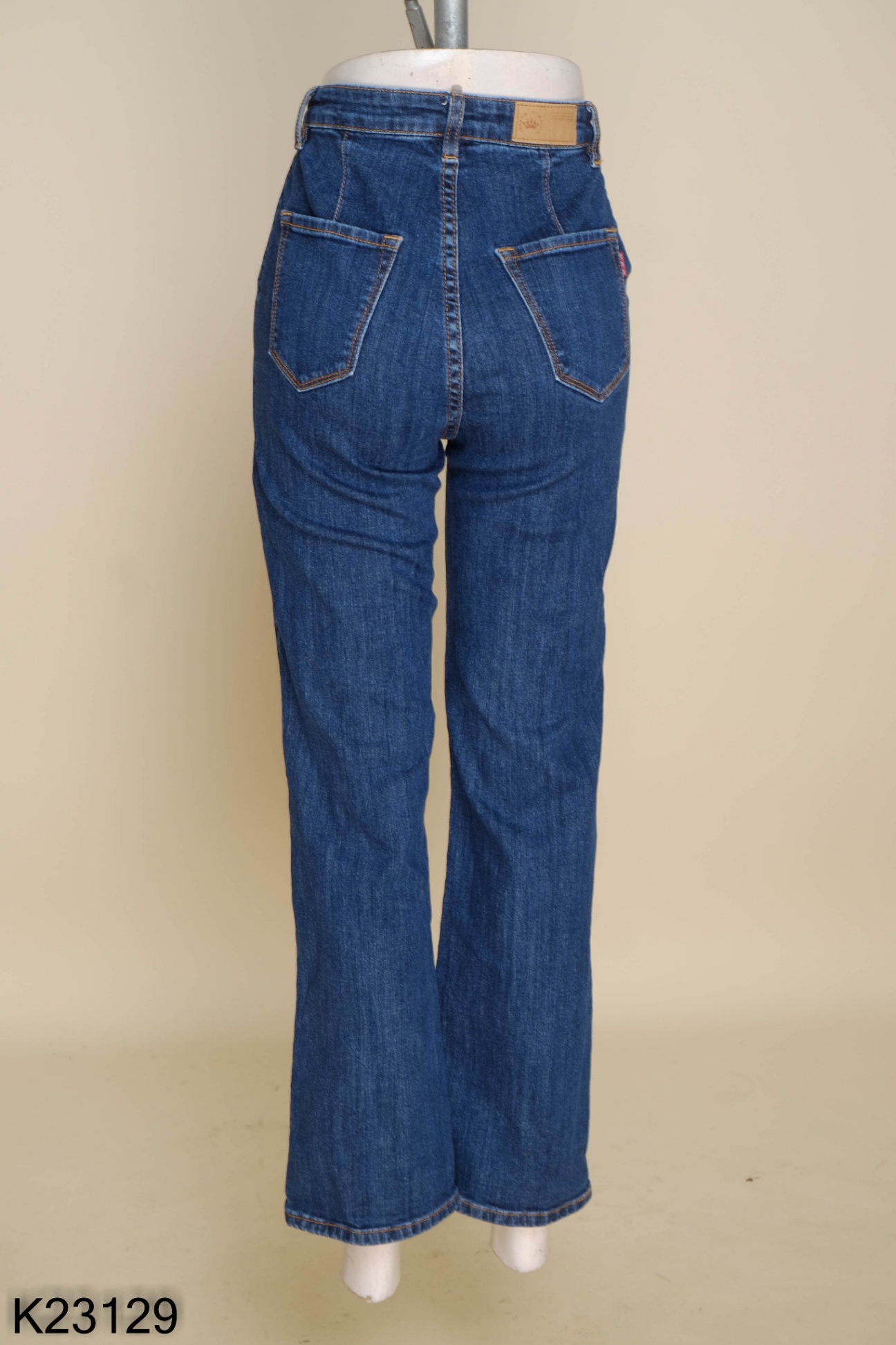 Quần jeans xanh trơn đậm