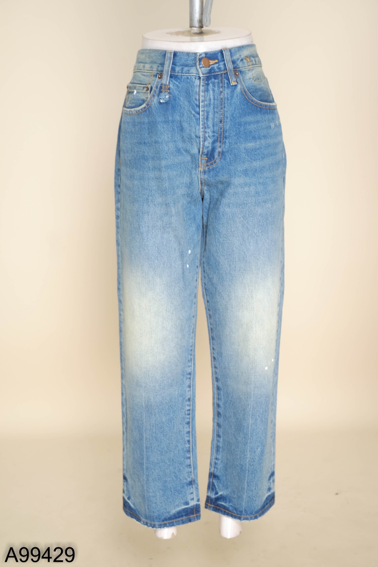 Quần jeans xanh chấm trắng