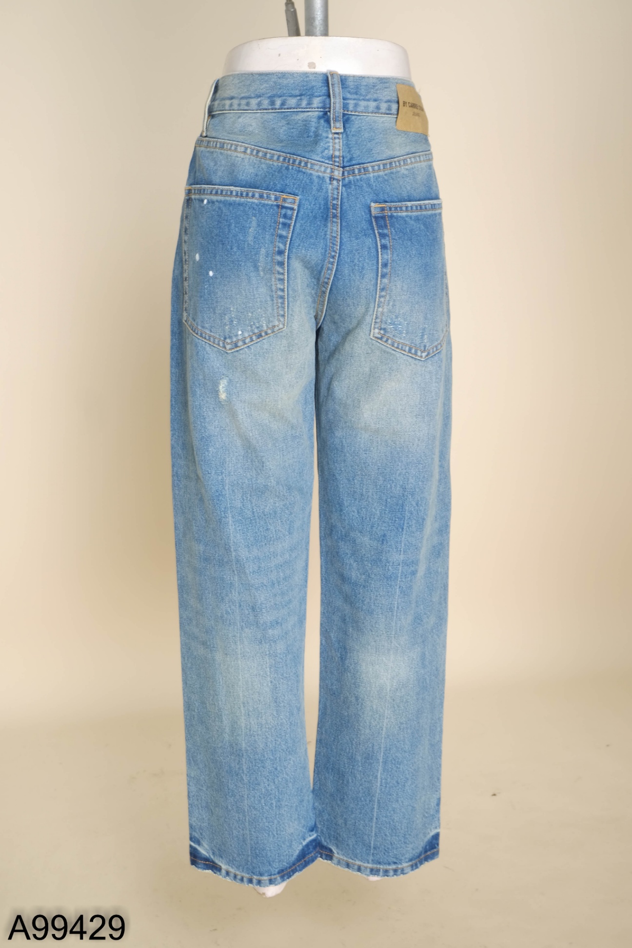 Quần jeans xanh chấm trắng