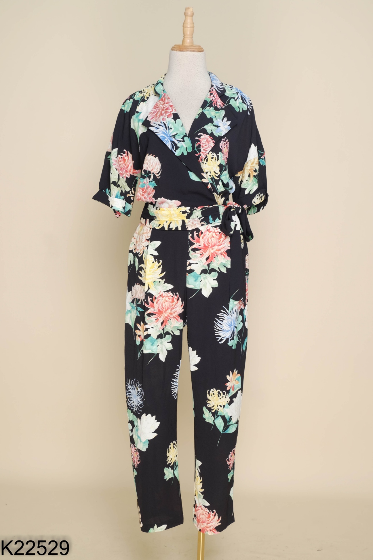 Jumpsuits đen hoa ZARA cổ V buộc eo