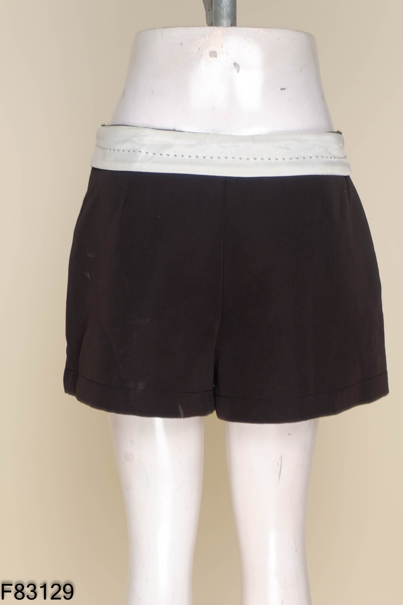 Quần shorts giả váy đen be cạp be (ZARA xuất)