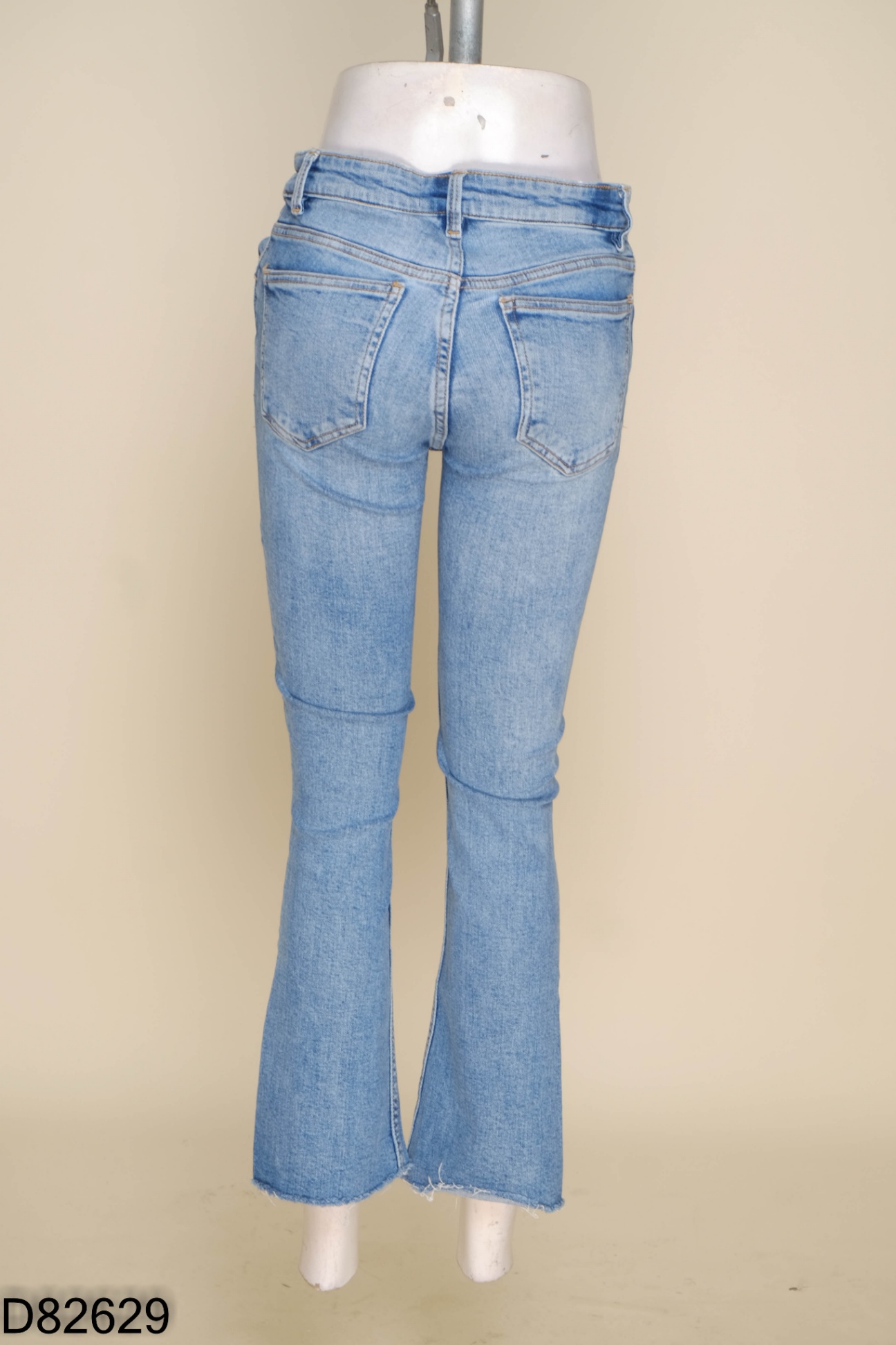 Quần jeans xanh ống loe