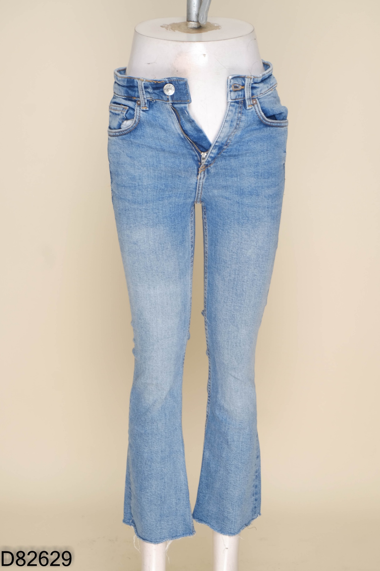 Quần jeans xanh ống loe