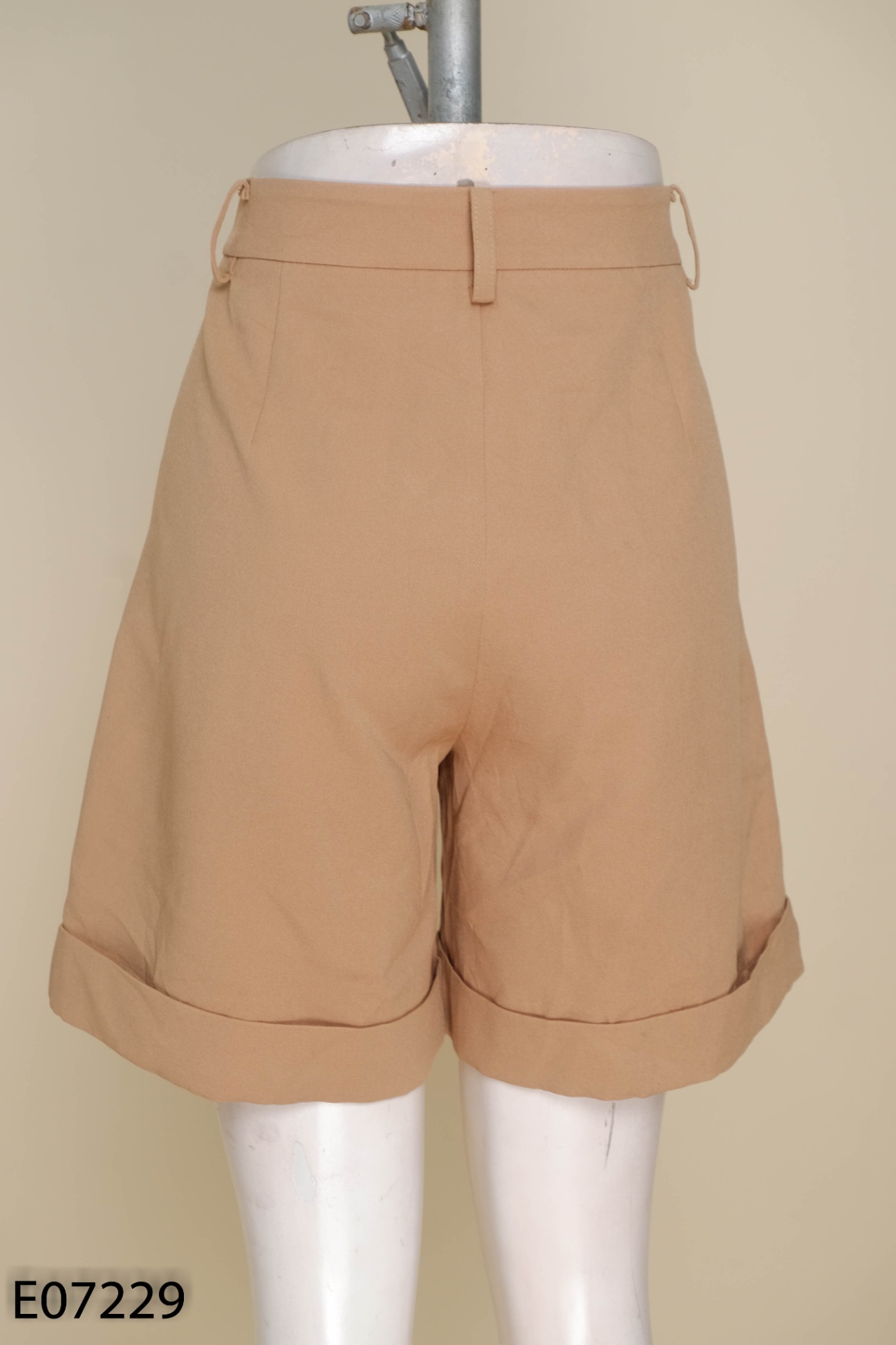 Quần shorts vải nâu