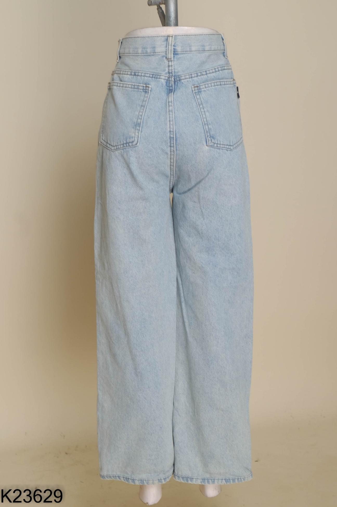 Quần jeans xanh bạc