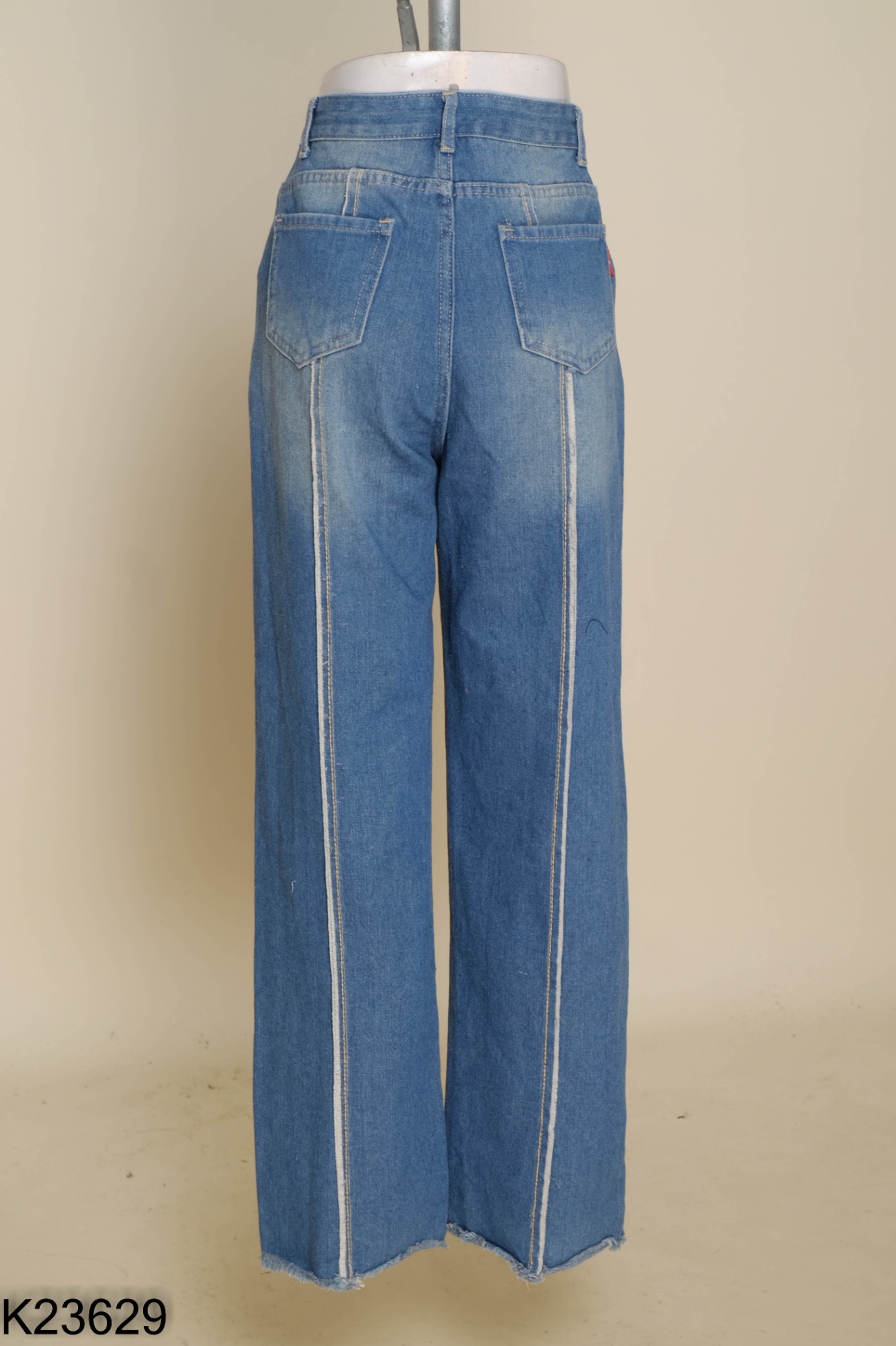 Quần jeans xanh viền tua rua