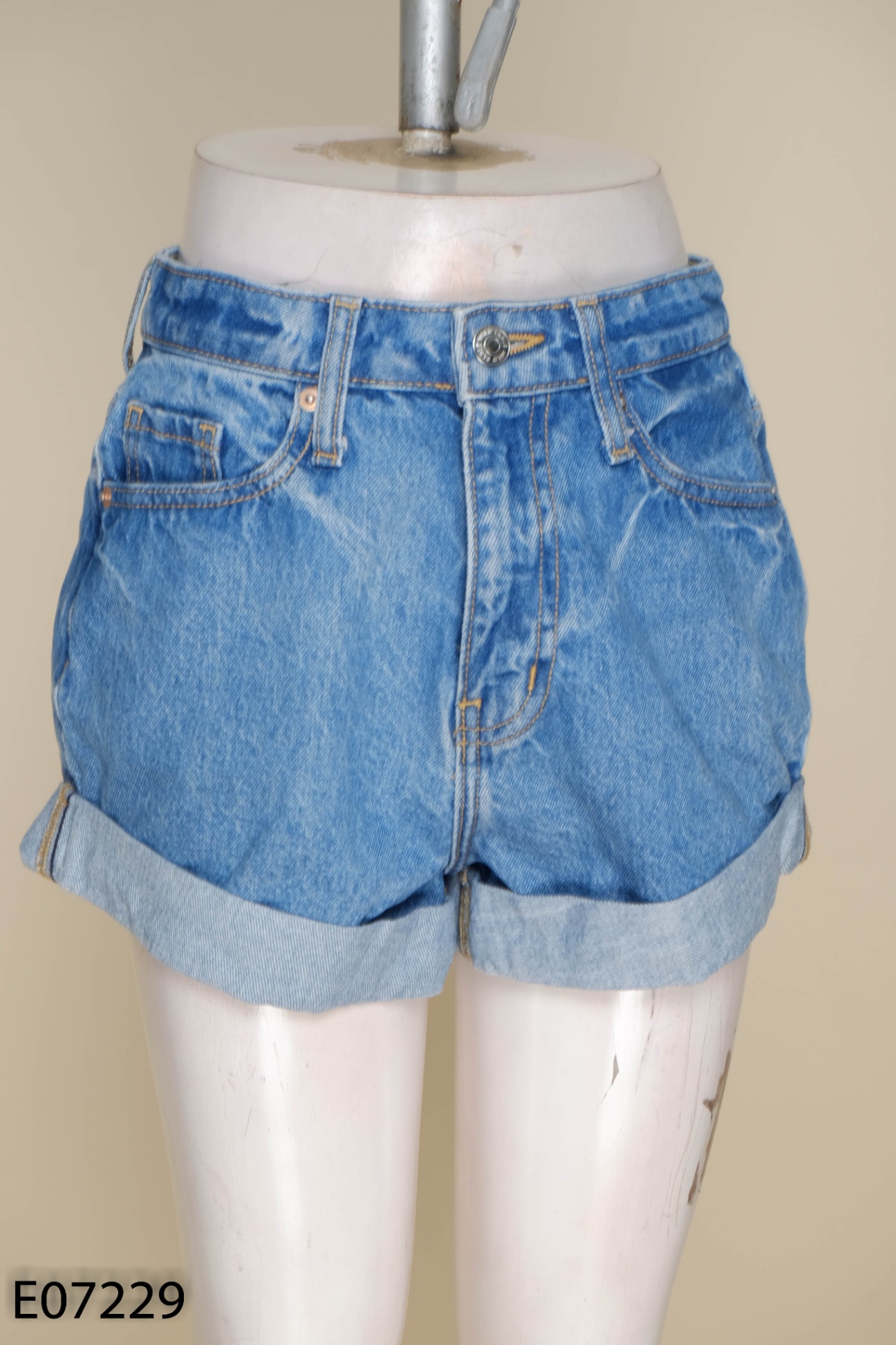 Quần shorts jeans xanh gập gấu