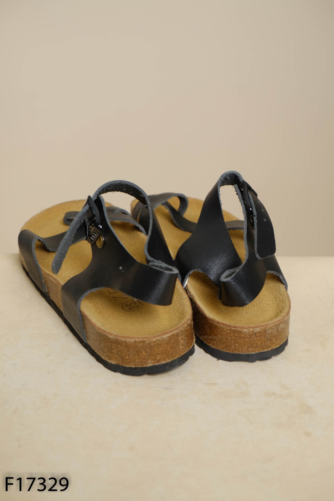 Sandals đen đế trấu xỏ ngón