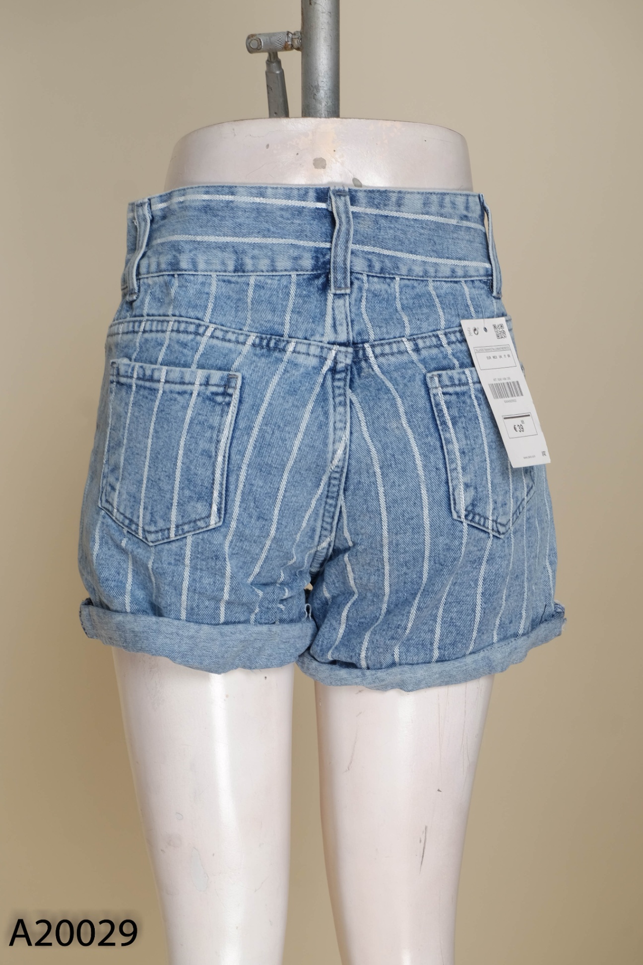 Quần short jeans xanh kẻ trắng