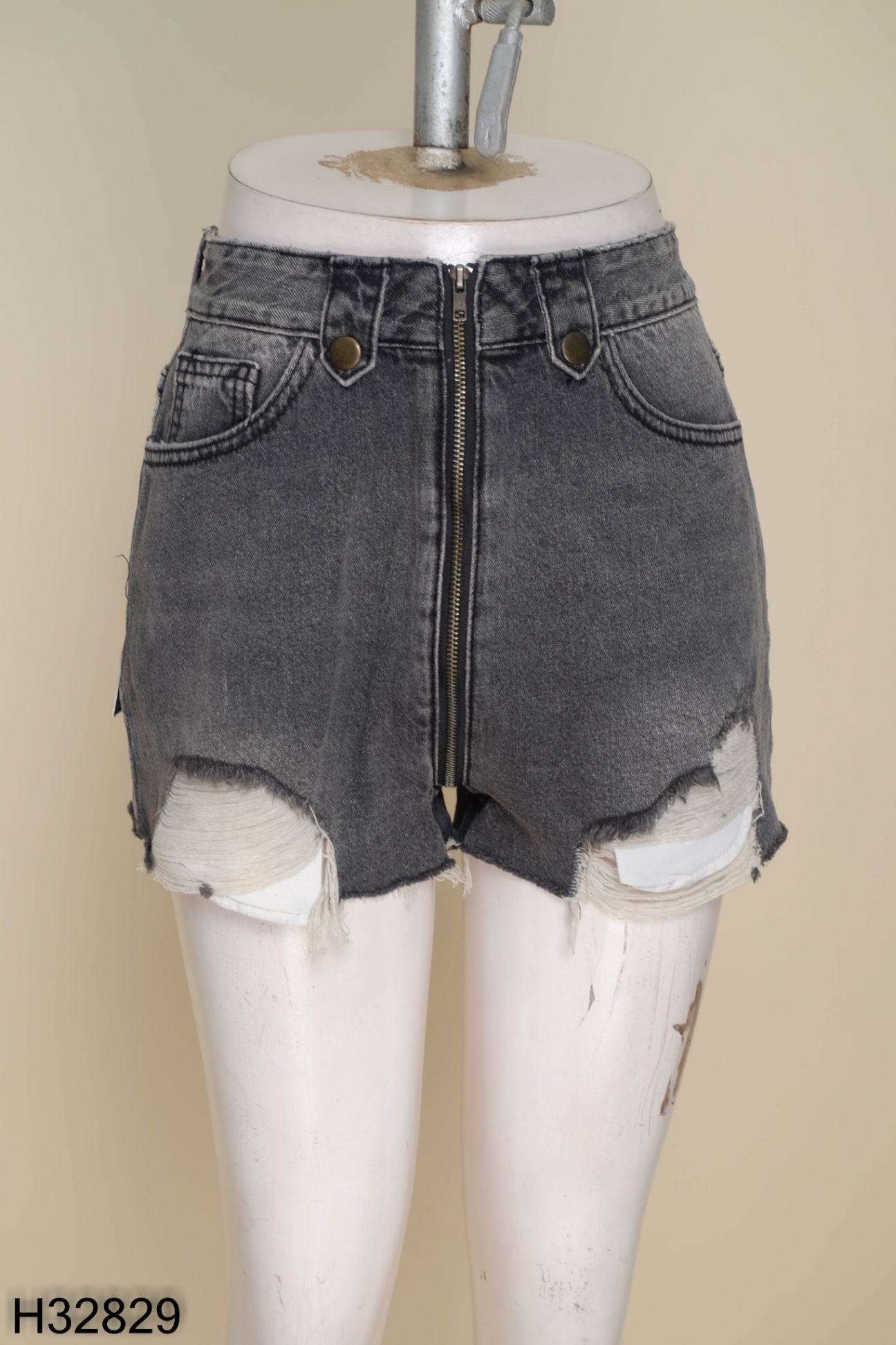 NEWTAG Quần shorts jeans xám kéo khóa rách