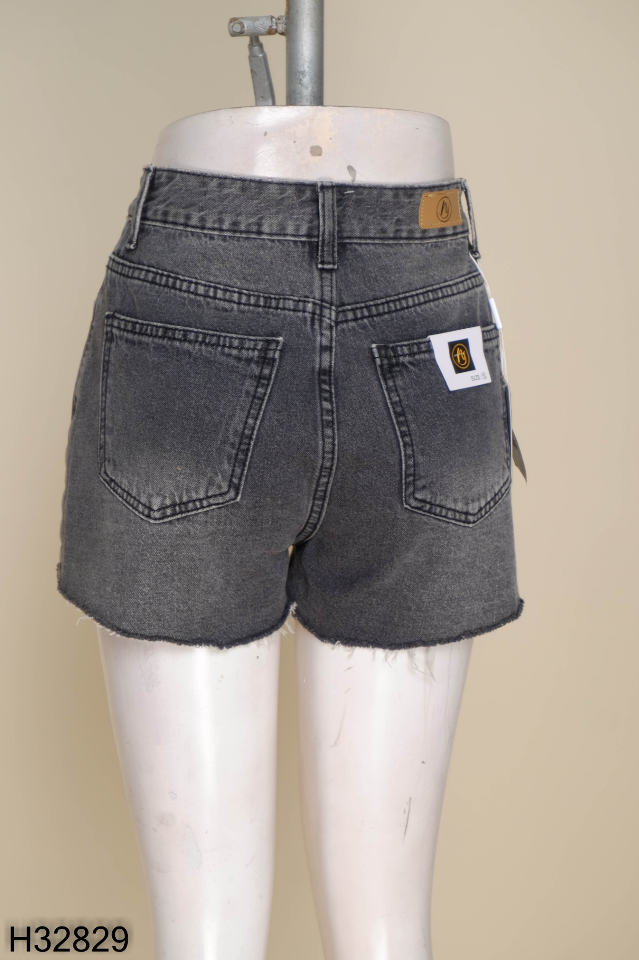 NEWTAG Quần shorts jeans xám kéo khóa rách