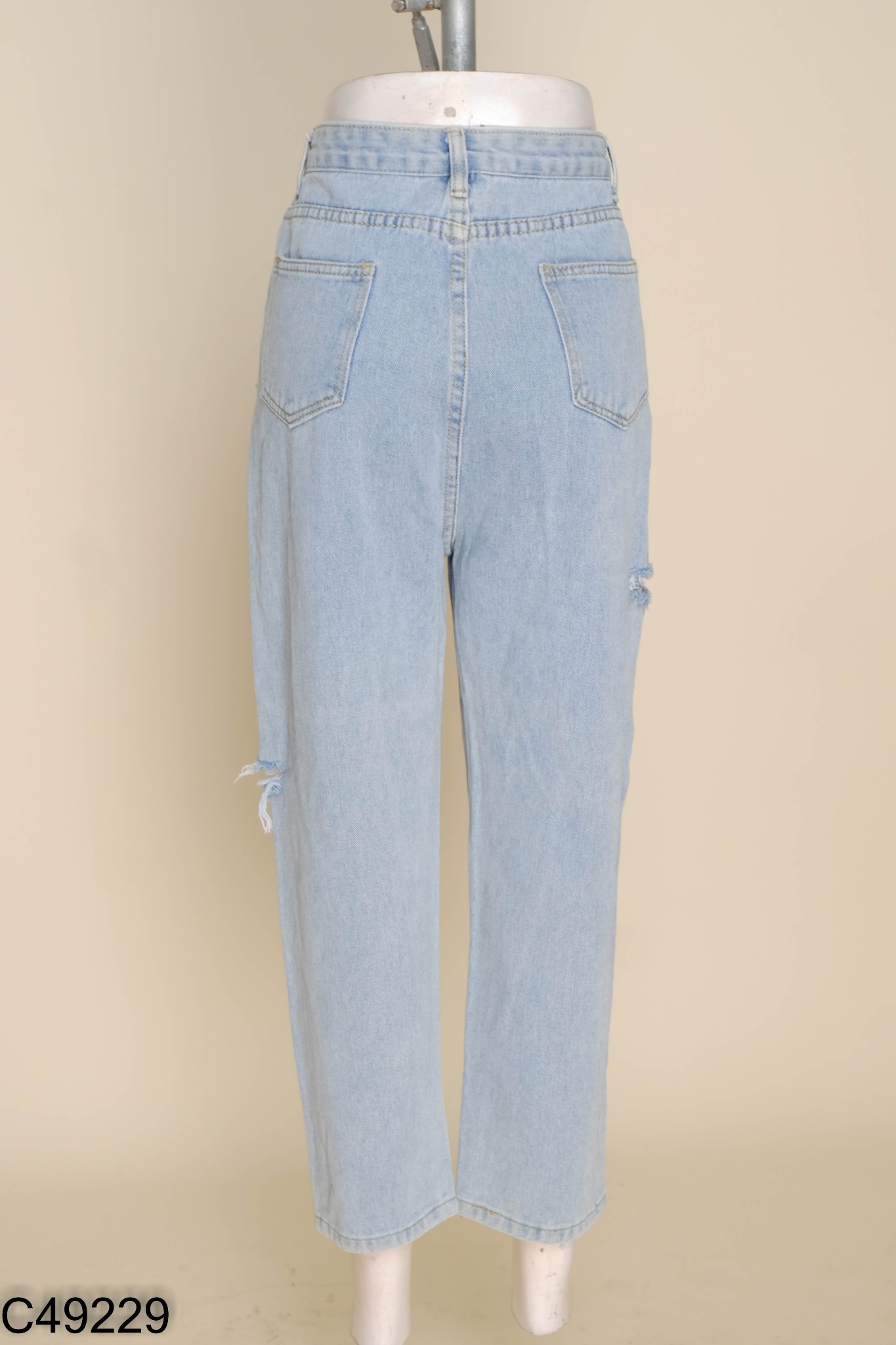 Quần jeans xanh rách sườn