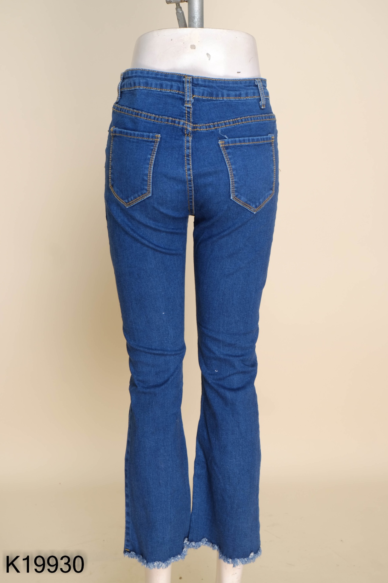 Quần jeans xanh ống loe