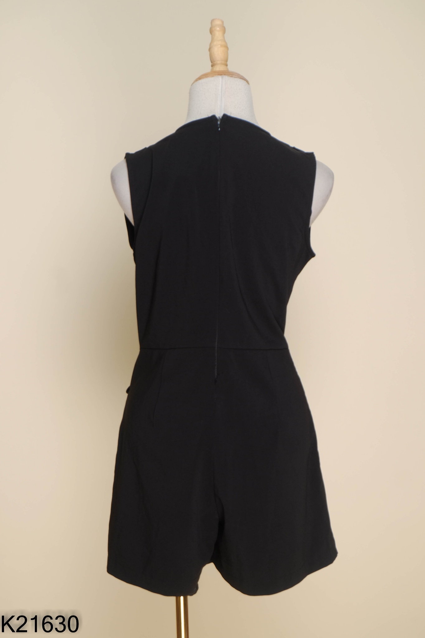 Jumpsuit đen phối vạt