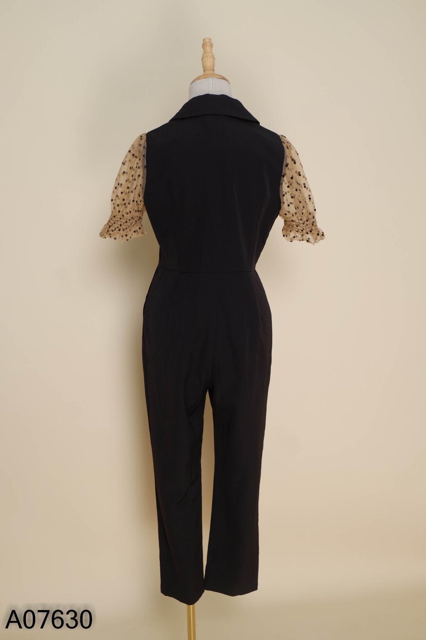 Jumpsuit đen phối tay lưới