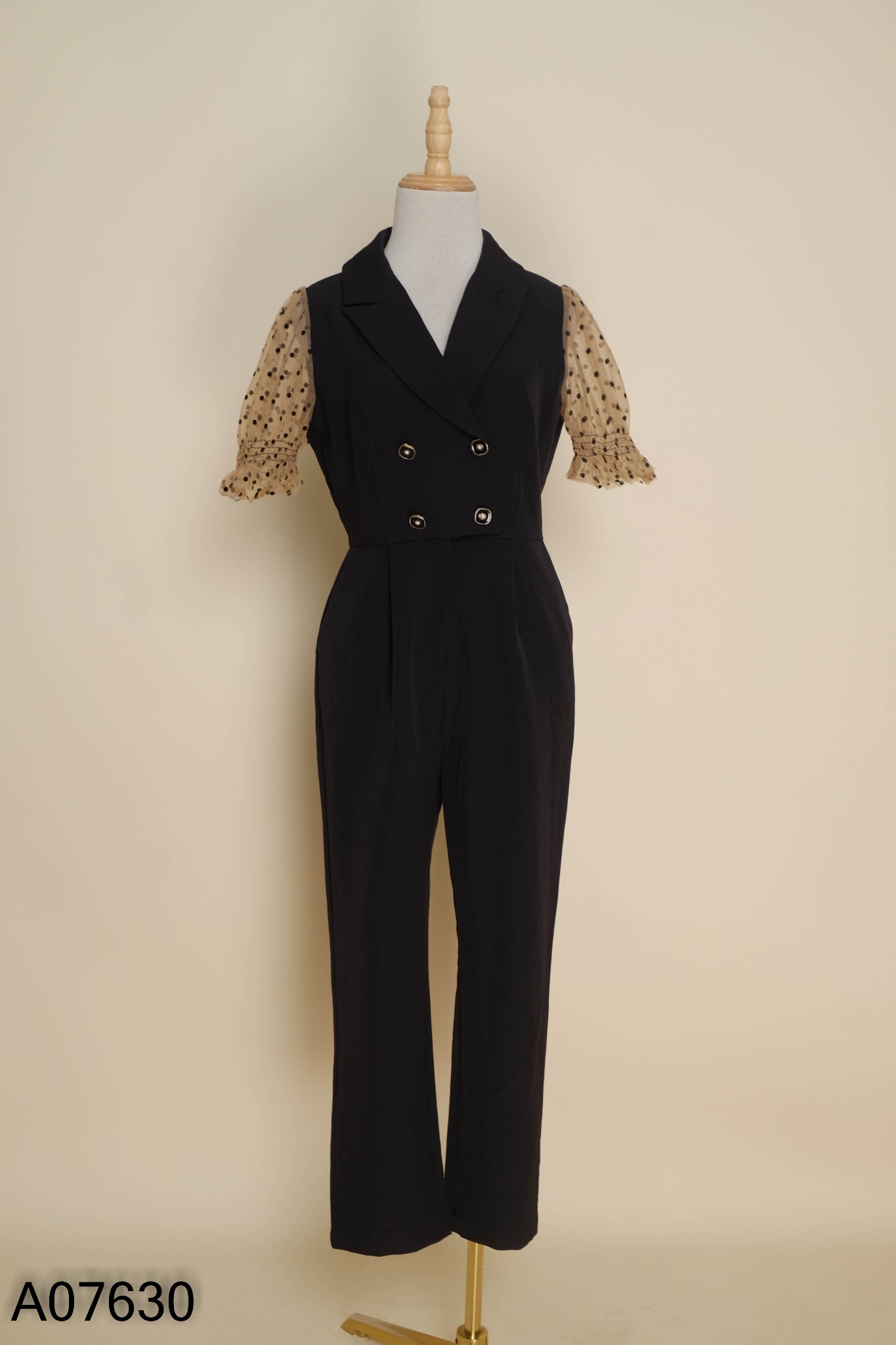 Jumpsuit đen phối tay lưới