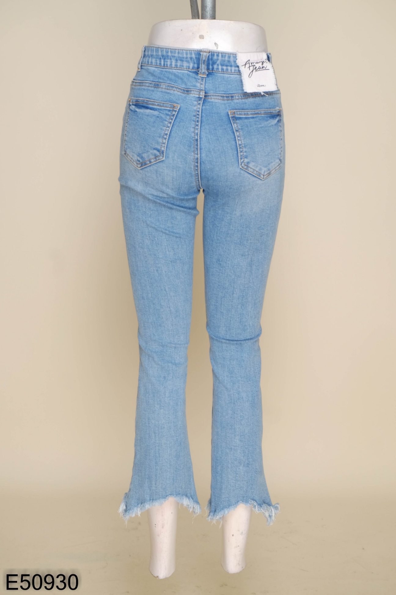 Quần jeans xanh nhạt cắt gấu