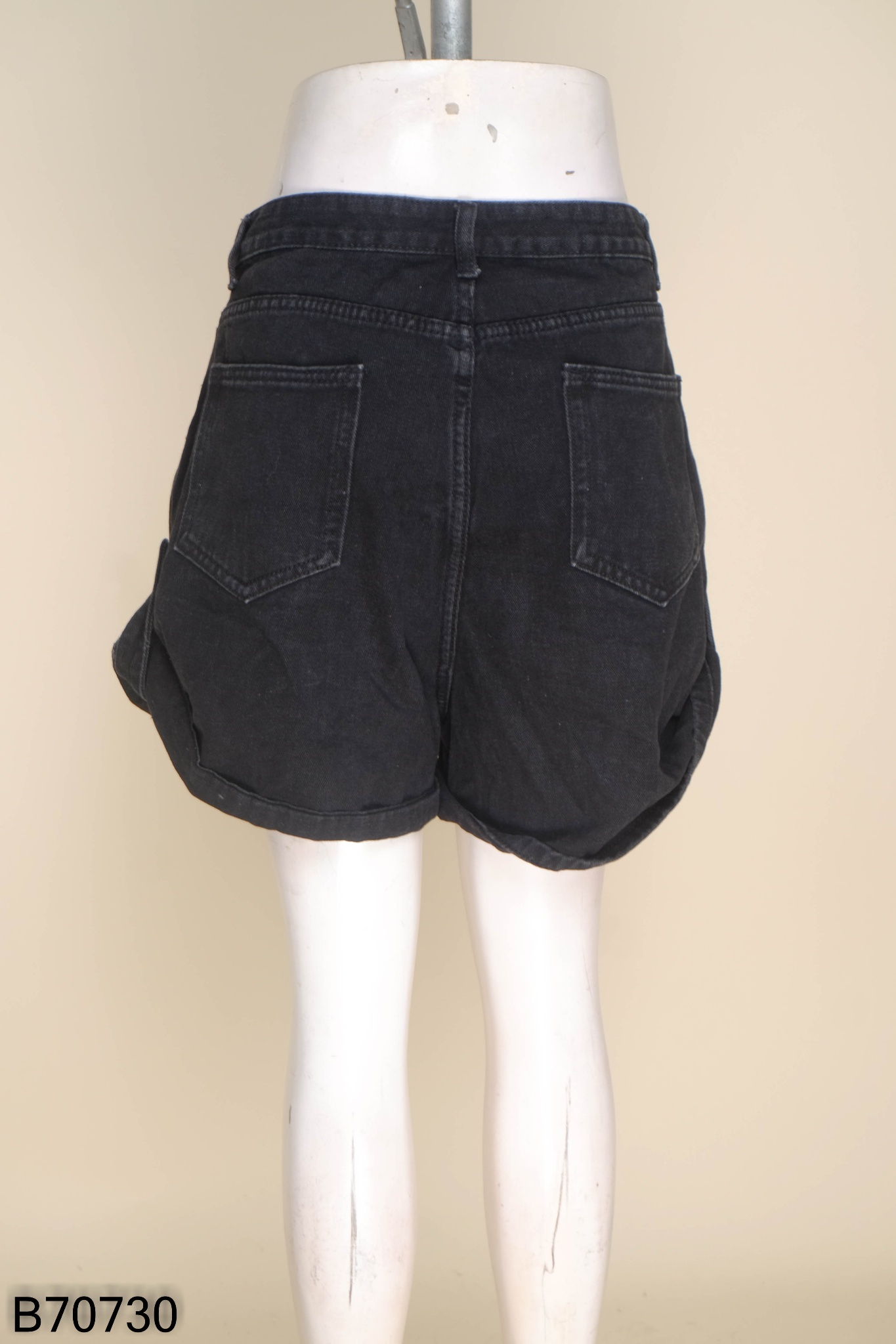 Quần short jeans đen xắn gấu