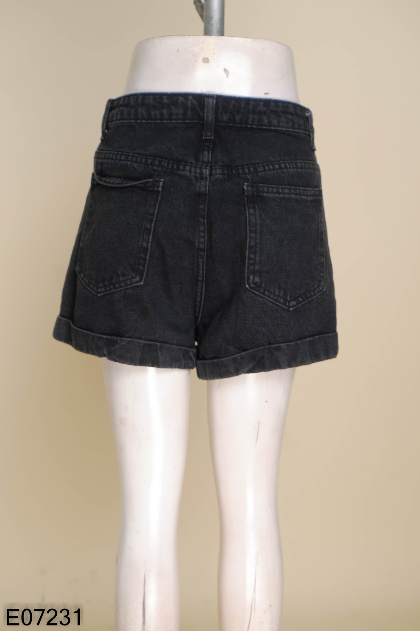 Quần shorts jeans đen gấp gấu