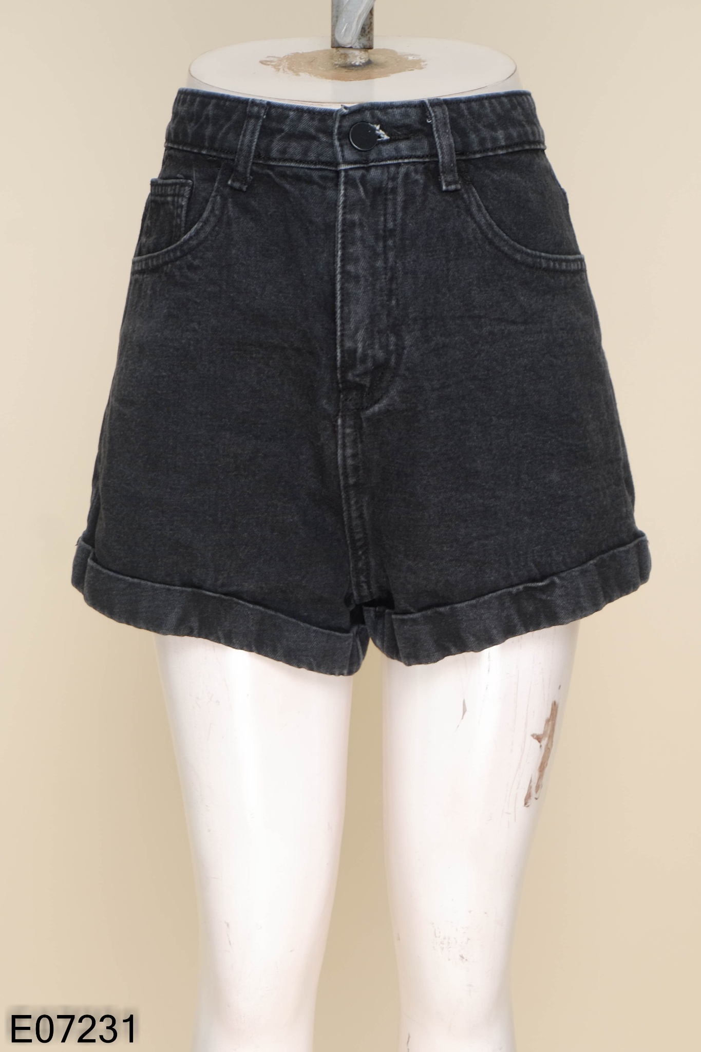 Quần shorts jeans đen gấp gấu