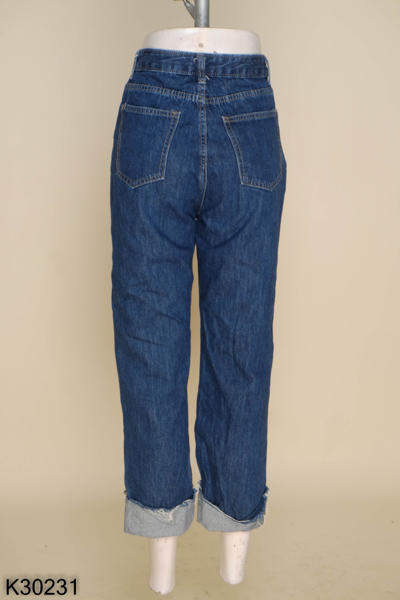 Quần jeans xanh gấp gấu