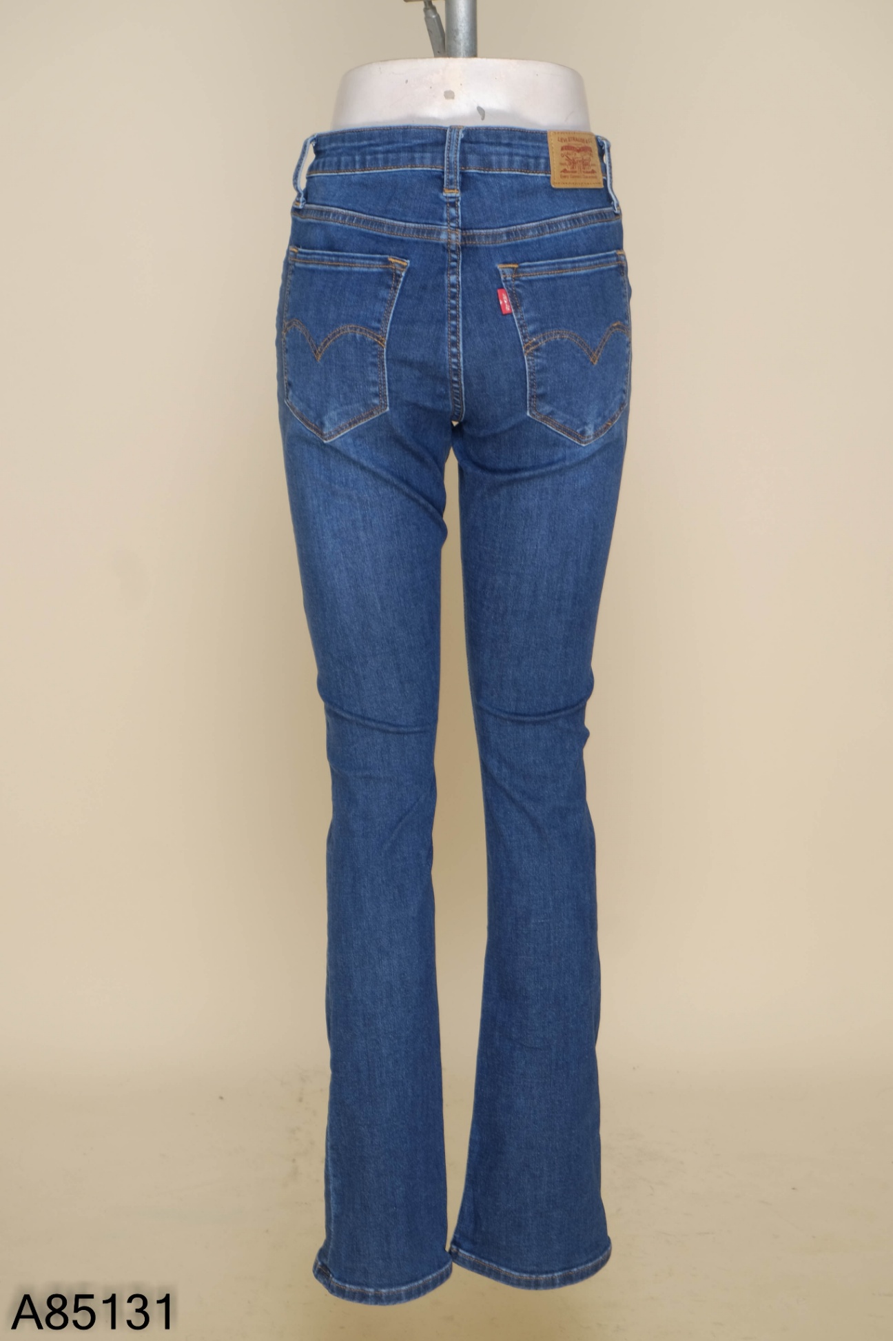 Quần jeans xanh ống loe