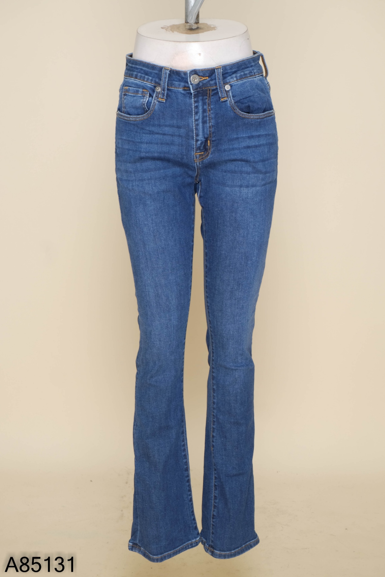 Quần jeans xanh ống loe