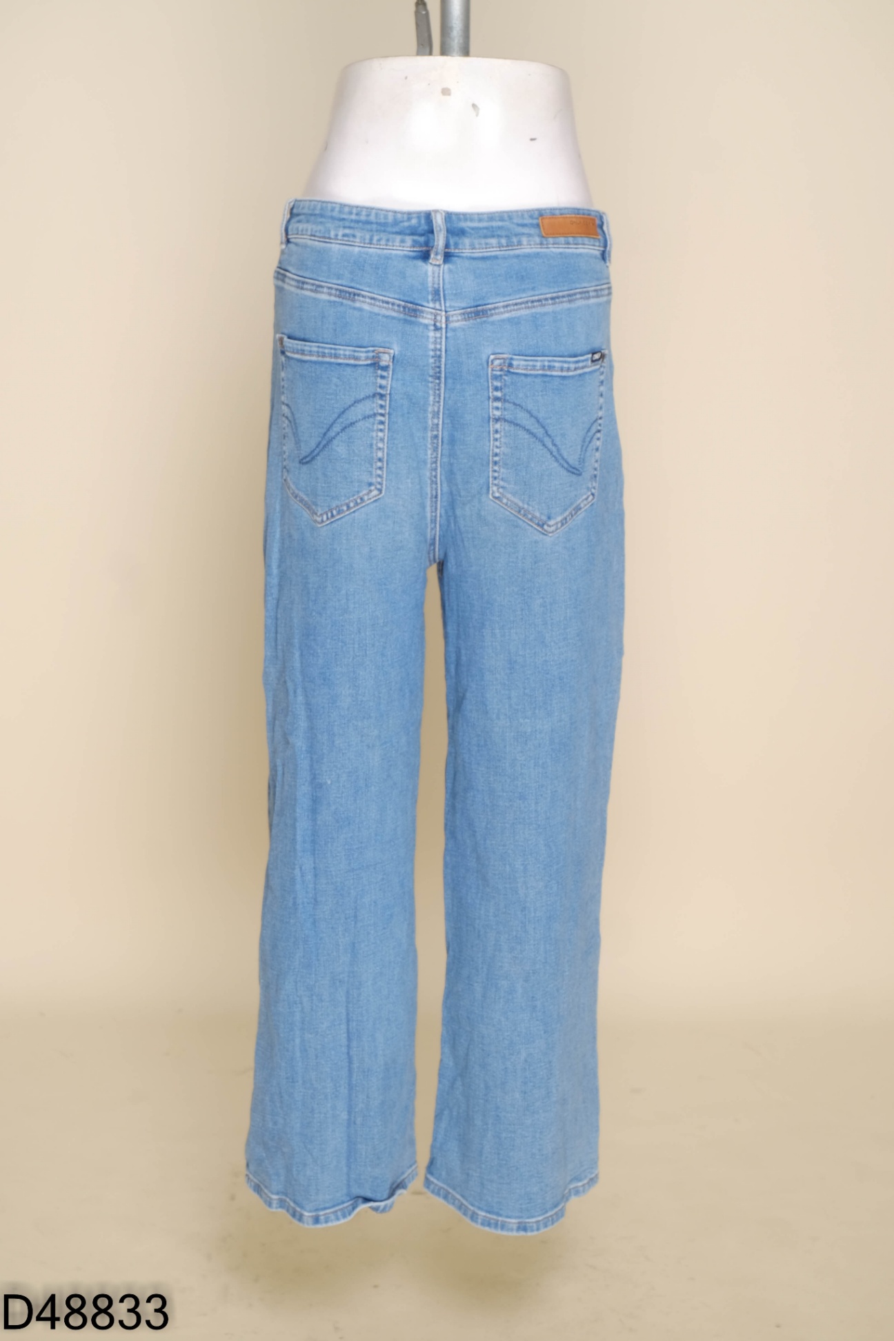 Quần jeans xanh trơn