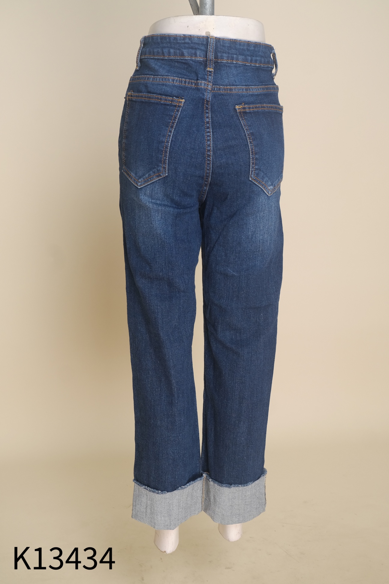 Quần jeans xanh gấp gấu