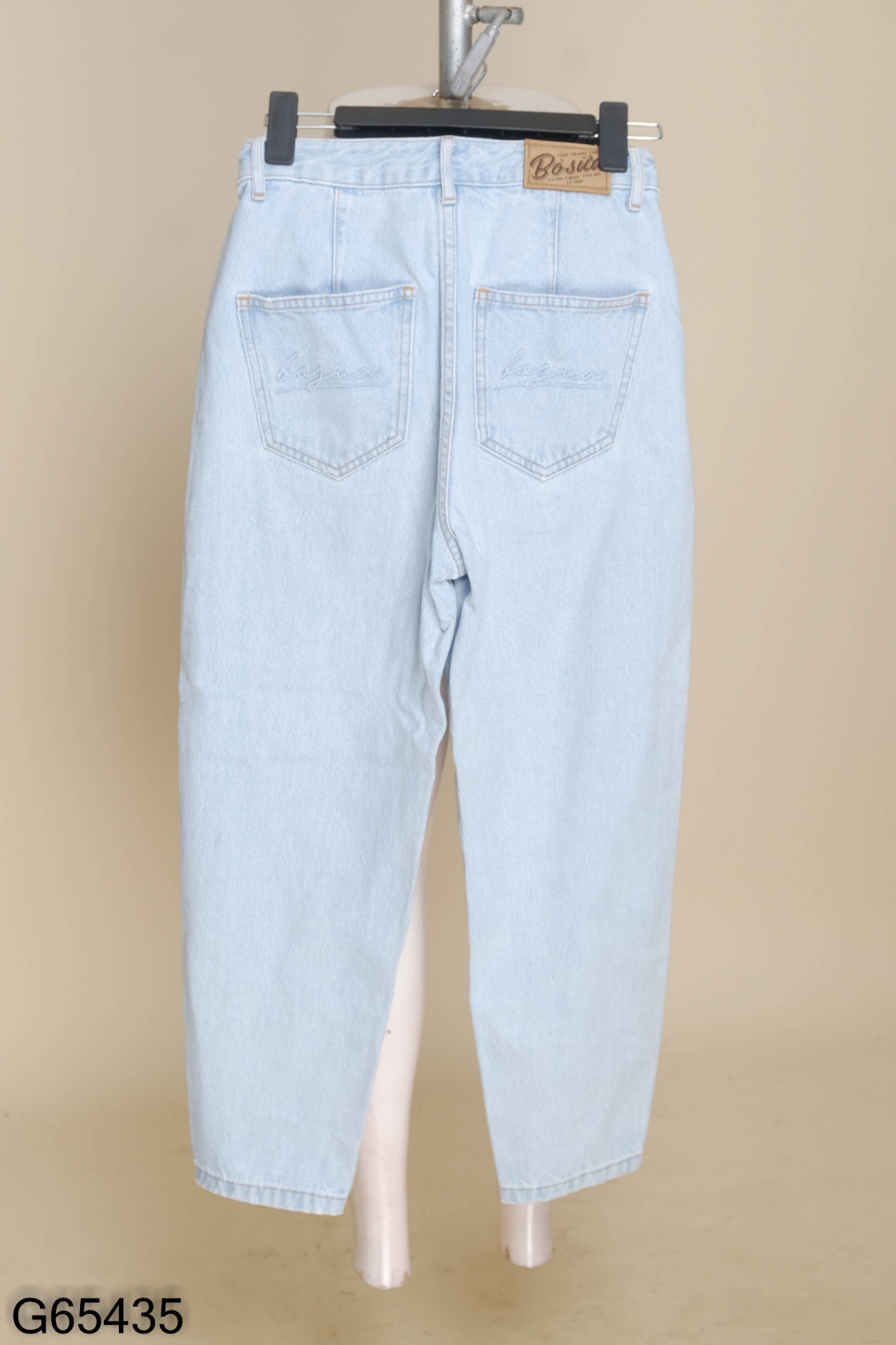 Quần jeans xanh nhạt thêu chữ túi sau