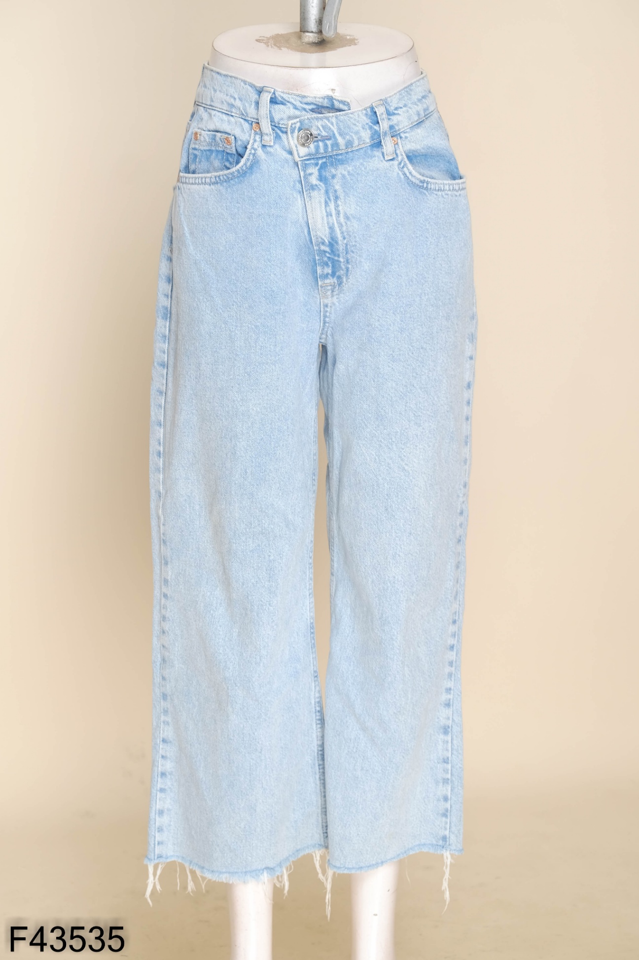 Quần jeans xanh eo chéo