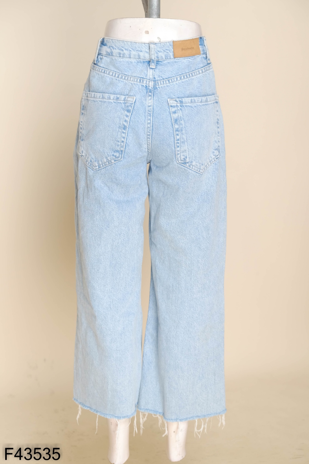 Quần jeans xanh eo chéo