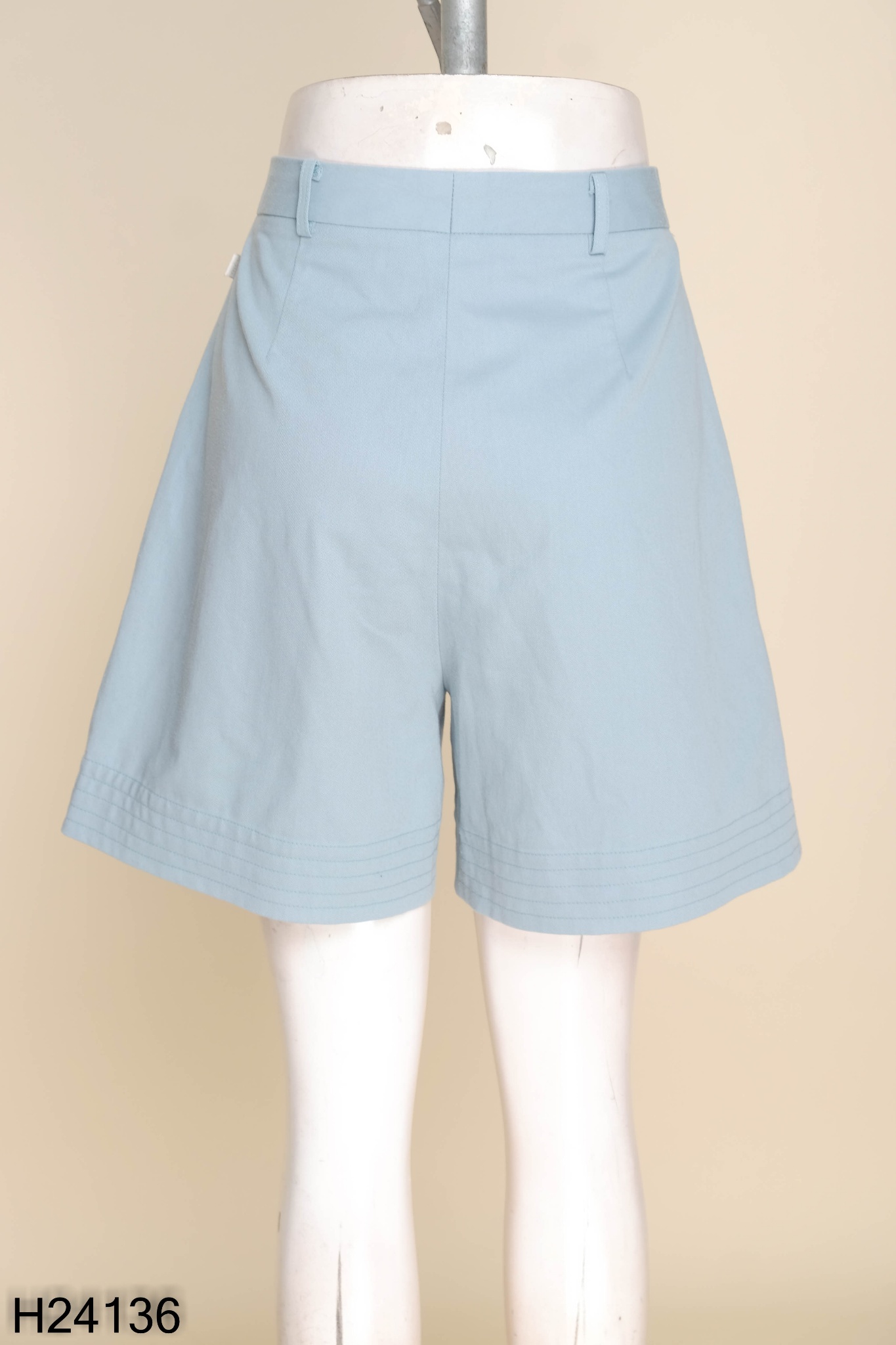 Quần shorts MÉO vải xanh